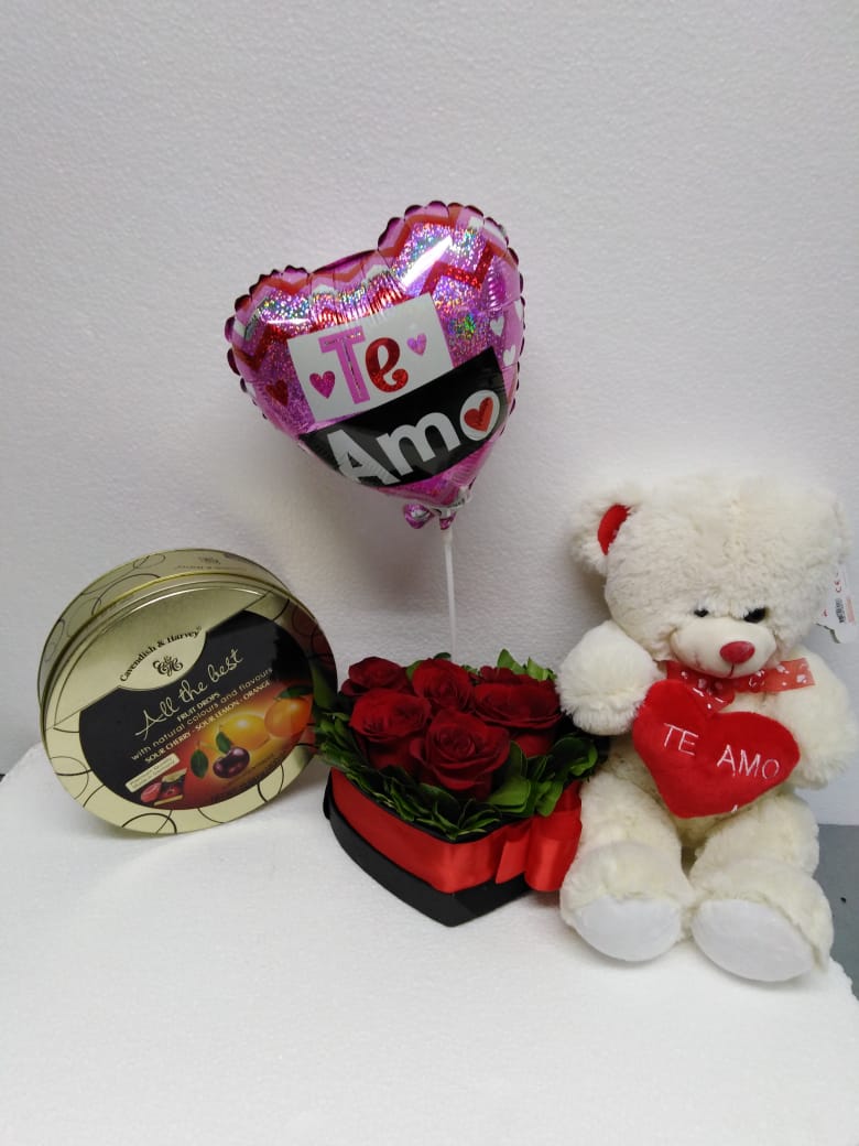 Caja corazn con 6 Rosas msPeluche con corazn 30cm, Caramelos Mix 400 grs y Globito